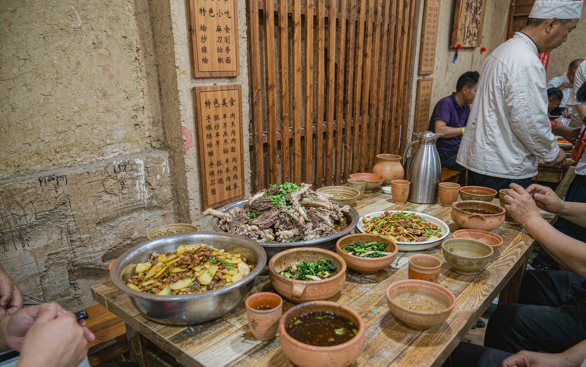 固原的羊肉和土豆宴香，老板更该把六盘山下的客人留住