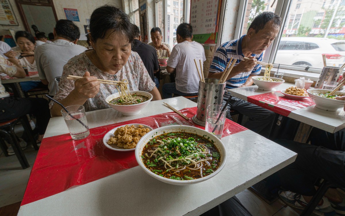 鸡西的冷面摊一到饭点就排队,老板别让排队的客人白排了 鸡西的冷面摊一到饭点就排队,老板别让排队的客人白排了