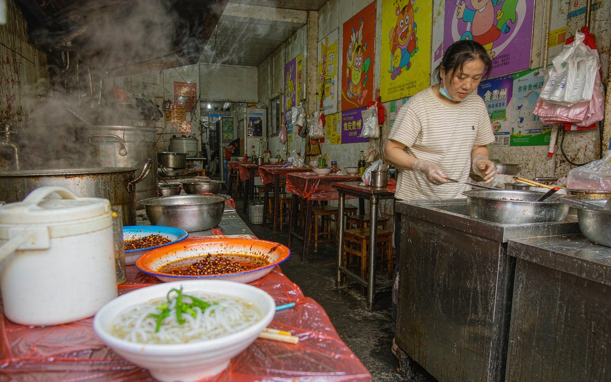 遵义的羊肉粉早上一碗难求，老板更要在“留住人”上多下功夫